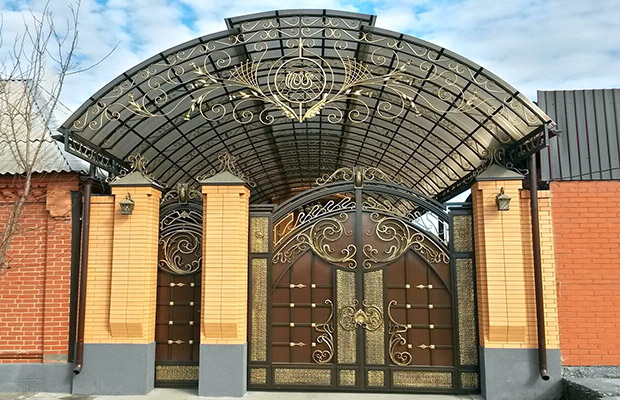 Купить или заказать ворота для дома с навесом - стильные и надежные решения для вашего участка в Старой Руссе от 41988 руб | ВоротМастер-Срс