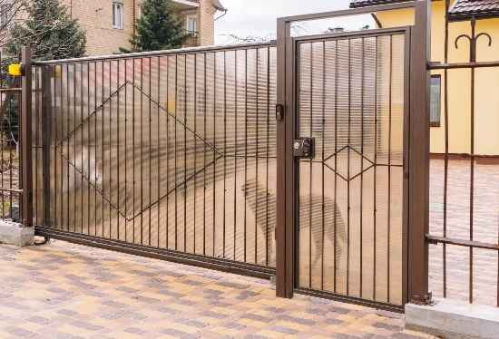 Купить ворота из профлиста с элементами ковки, с металлическими столбами в рамке или под дерево в Старой Руссе от 154935 руб